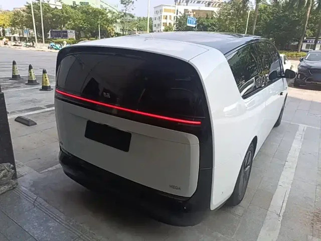 Li Auto MEGA — Фото автомобиля 6