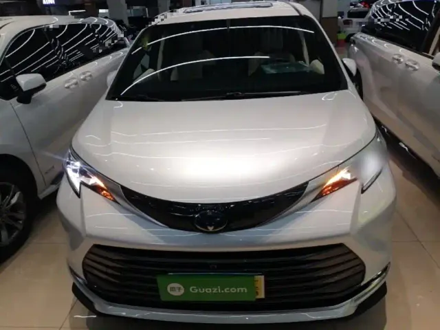 Toyota Sienna — Фото автомобиля 2