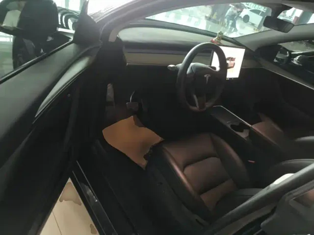 Tesla Model Y — Фото автомобиля 15