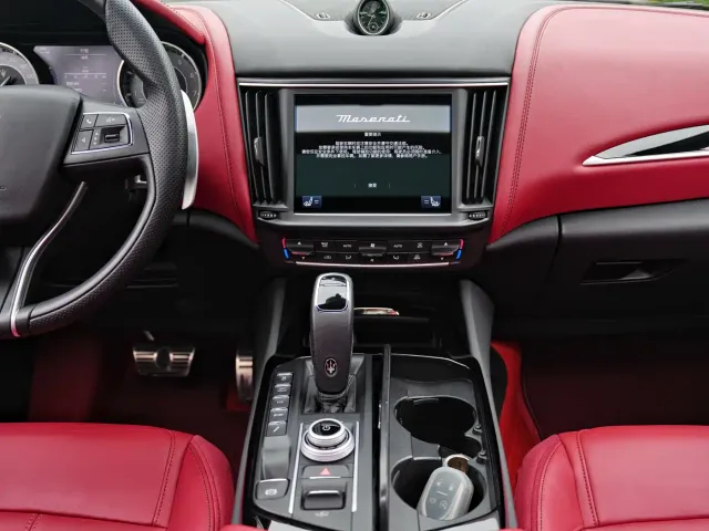 Maserati Levante — Фото автомобиля 11
