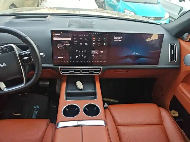 Li Auto L8 — Фото автомобиля 12