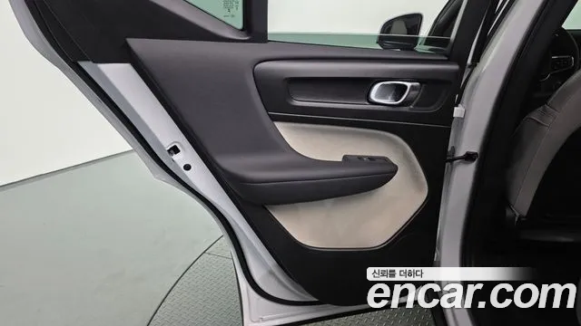 Volvo XC40 — Фото автомобиля 25