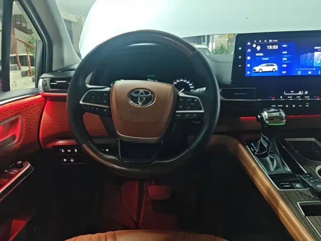 Toyota Sienna — Фото автомобиля 10