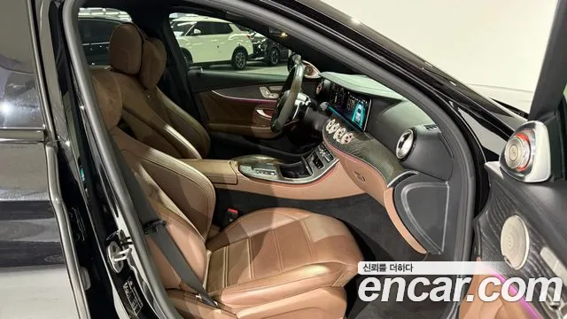 Mercedes-Benz E-Class — Фото автомобиля 3