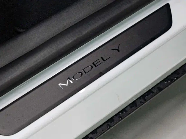 Tesla Model Y — Фото автомобиля 19