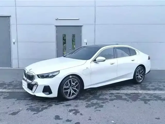 Фотография автомобиля — BMW i5