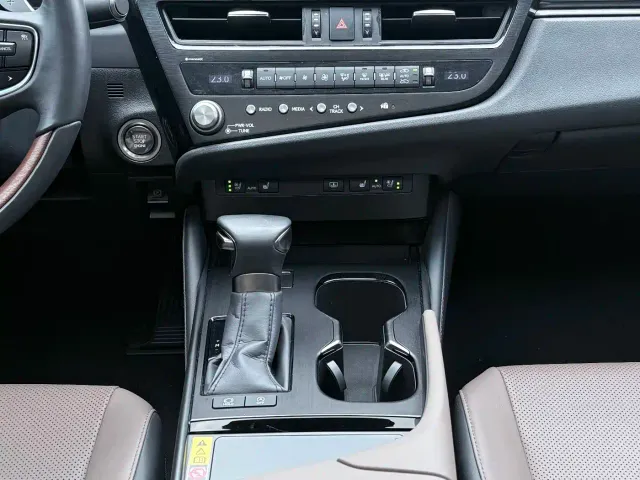 Lexus ES — Фото автомобиля 13