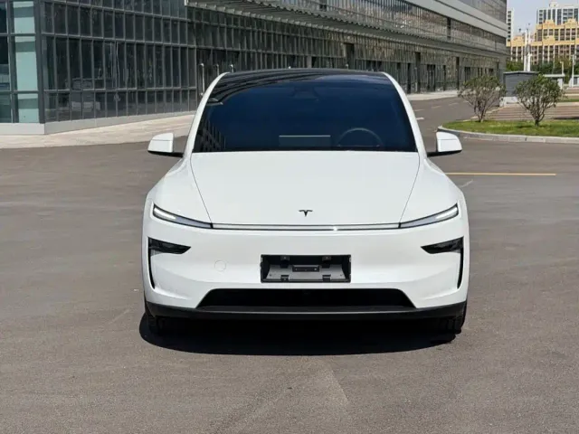 Tesla Model Y L — Фото автомобиля 2