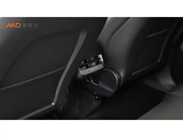Tesla Model Y — Фото автомобиля 9