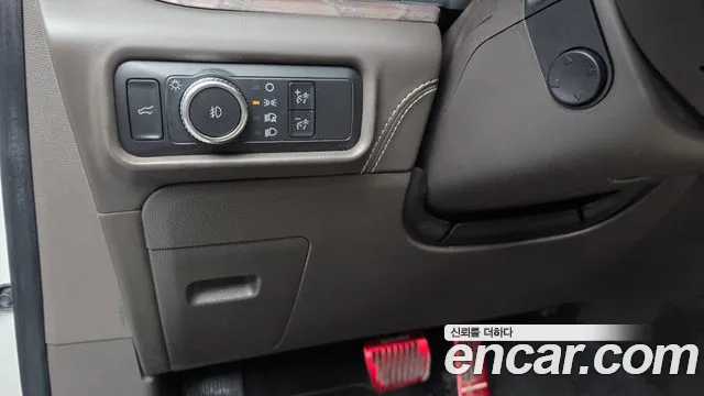 Ford Explorer Explorer 6 поколение 3.0 Platinum 4WD — Фото автомобиля 28