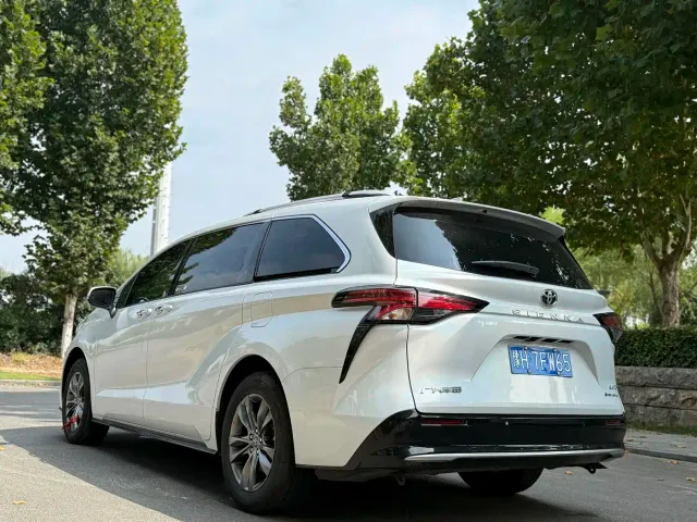 Toyota Sienna — Фото автомобиля 7