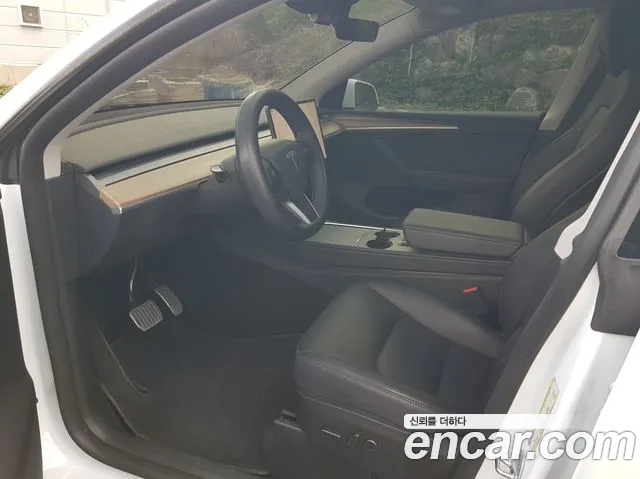 Tesla Model Y — Фото автомобиля 10