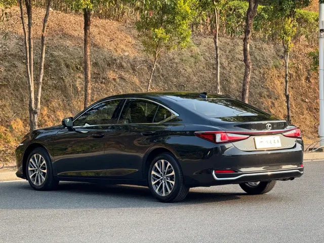 Lexus ES — Фото автомобиля 7