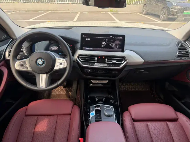 BMW iX3 — Фото автомобиля 13