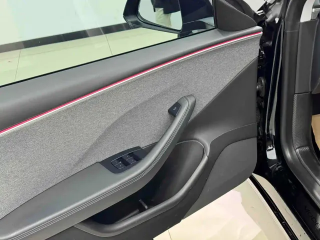 Tesla Model 3 — Фото автомобиля 11