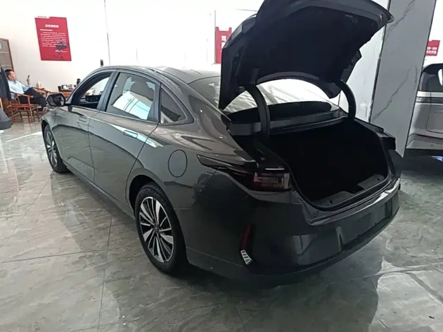 Changan Qiyuan A05 — Фото автомобиля 4