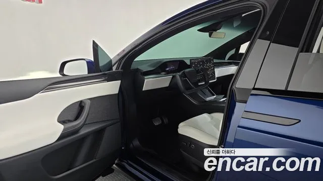 Tesla Model X — Фото автомобиля 15