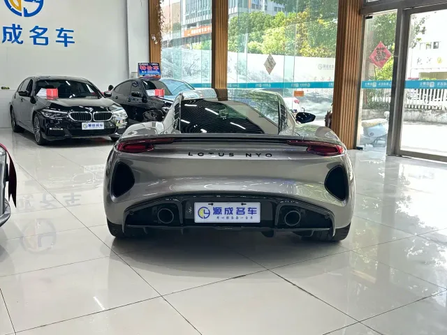 Lotus Emira — Фото автомобиля 6