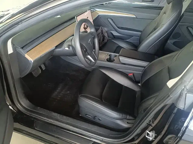 Tesla Model 3 — Фото автомобиля 14