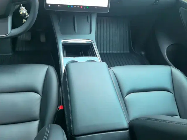 Tesla Model Y — Фото автомобиля 13