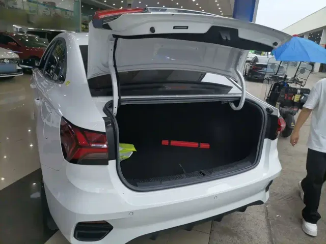 Roewe i5 — Фото автомобиля 14
