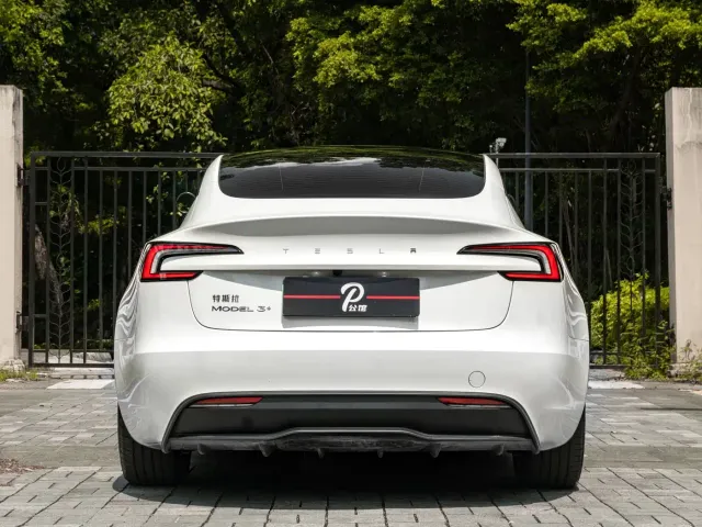 Tesla Model 3 — Фото автомобиля 5