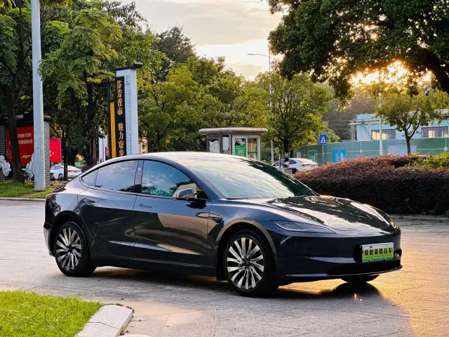 Tesla Model 3 — Фото автомобиля 3