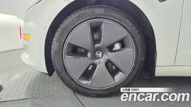 Tesla Model 3 — Фото автомобиля 4