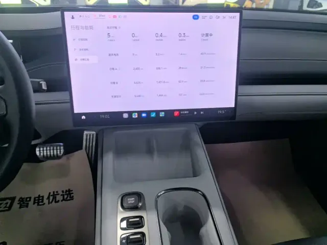 Xiaomi SU7 — Фото автомобиля 12