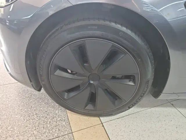 Tesla Model 3 — Фото автомобиля 22