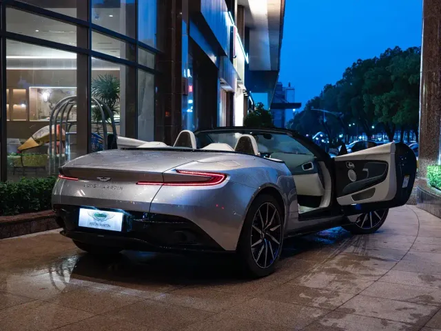 Aston Martin DB11 — Фото автомобиля 16
