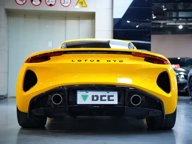Lotus Emira — Фото автомобиля 7