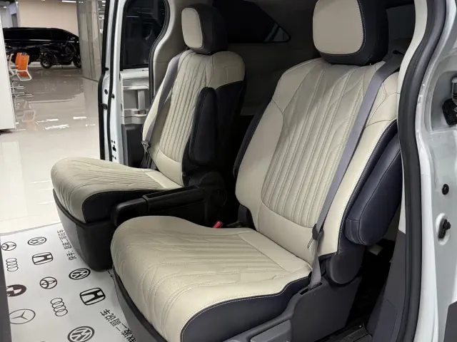 Toyota Sienna — Фото автомобиля 13