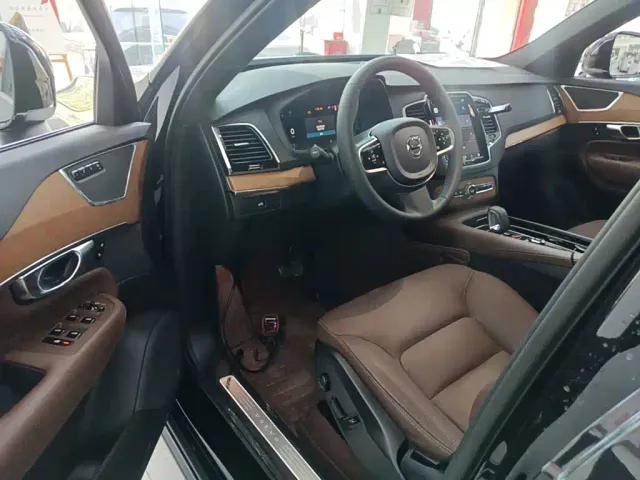 Volvo XC90 — Фото автомобиля 15