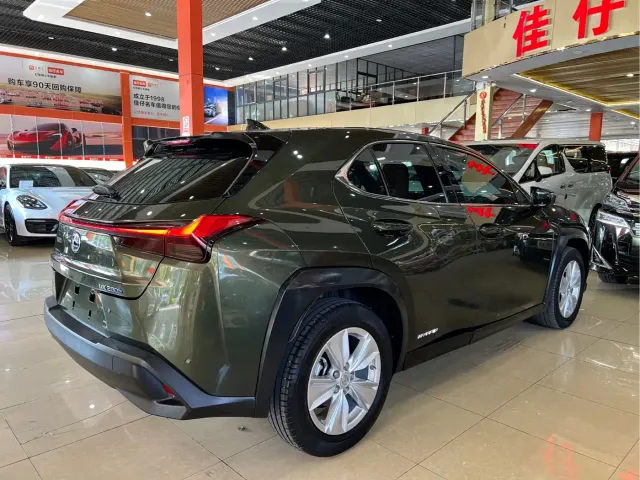 Lexus UX — Фото автомобиля 4