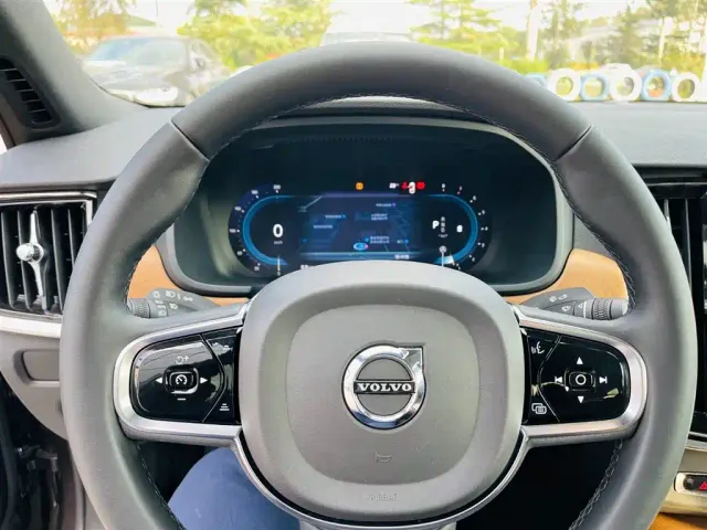Volvo S90 — Фото автомобиля 25
