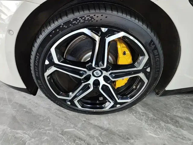 Xiaomi SU7 — Фото автомобиля 22