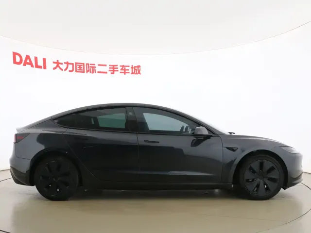 Tesla Model 3 — Фото автомобиля 12