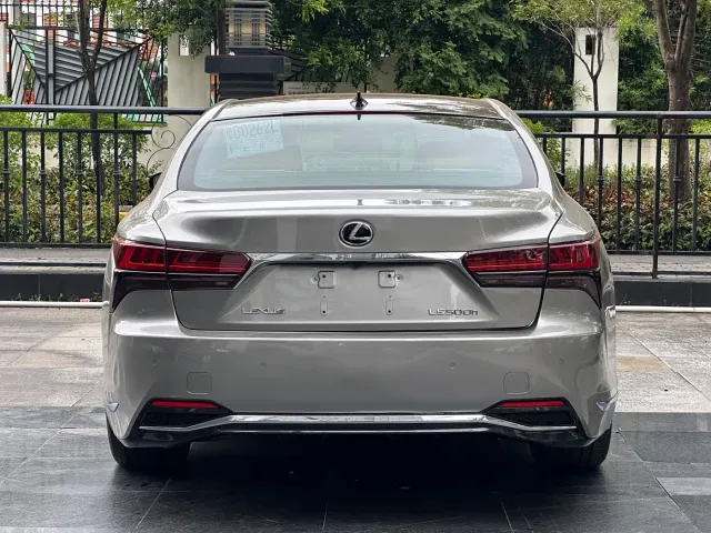 Lexus LS — Фото автомобиля 14