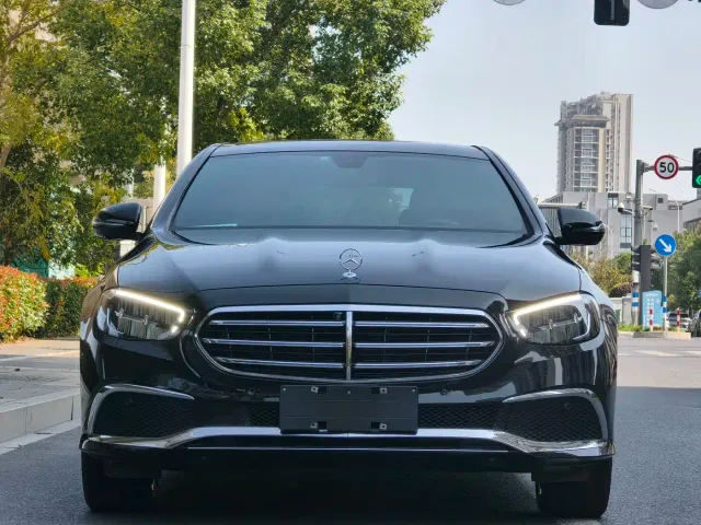 Mercedes-Benz E-Class — Фото автомобиля 3