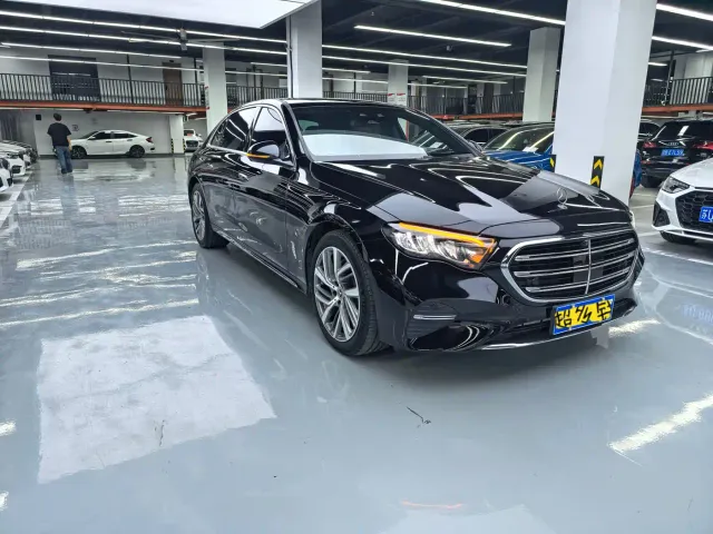 Mercedes-Benz E-Class — Фото автомобиля 3