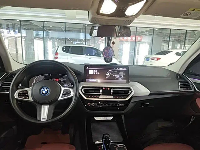 BMW iX3 — Фото автомобиля 9