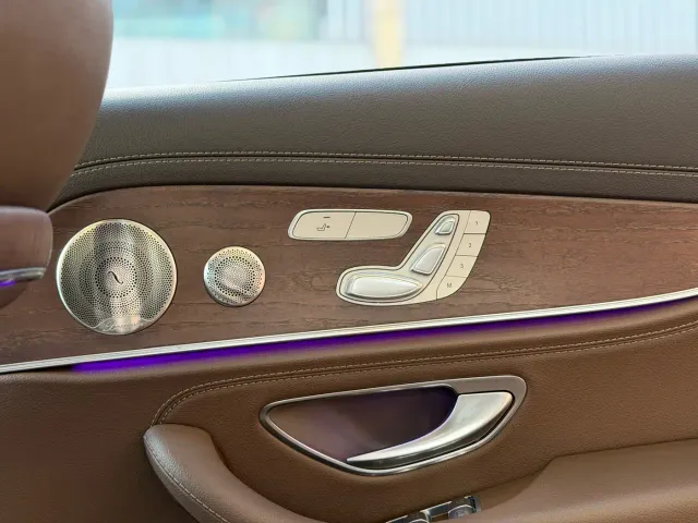 Mercedes-Benz E-Class — Фото автомобиля 11