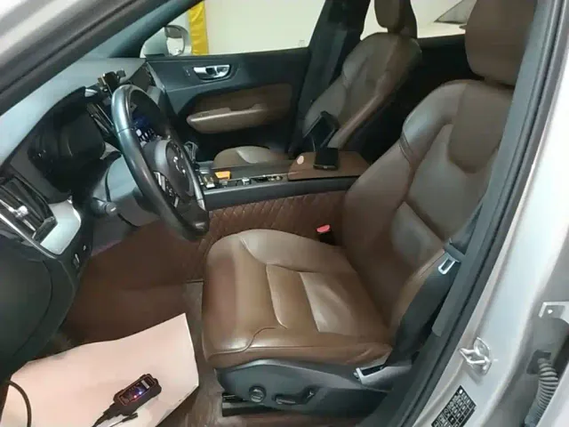 Volvo XC60 — Фото автомобиля 14