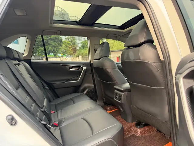 Toyota RAV4 — Фото автомобиля 9