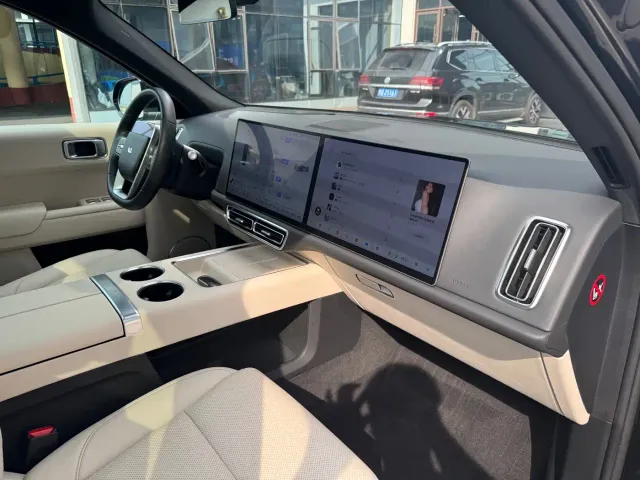 Li Auto L9 — Фото автомобиля 14