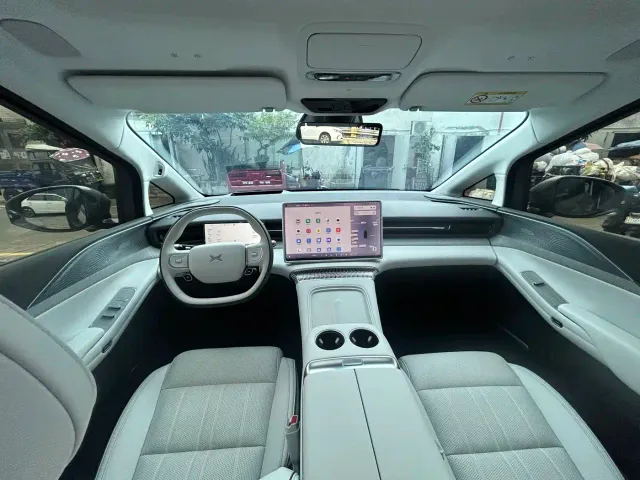 Xpeng X9 — Фото автомобиля 8