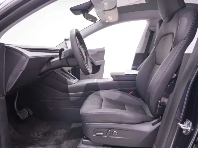 Tesla Model Y — Фото автомобиля 22