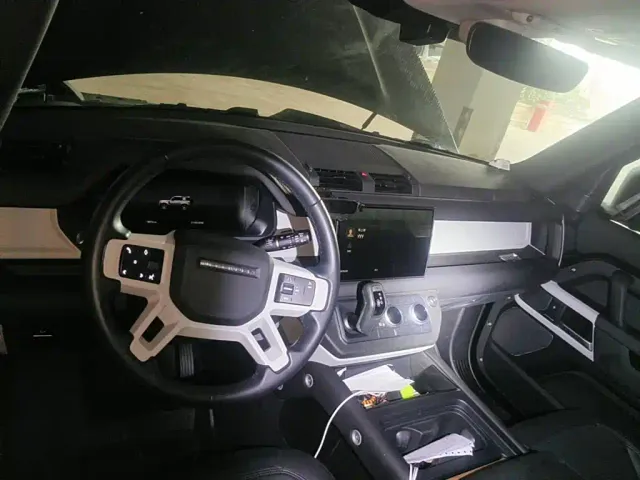 Land Rover Defender — Фото автомобиля 12