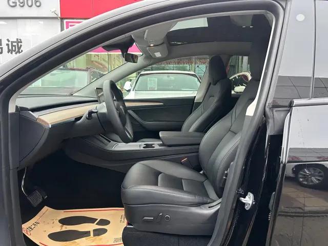 Tesla Model Y — Фото автомобиля 8